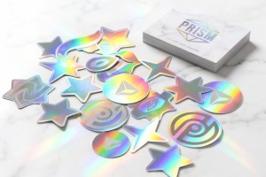Hướng dẫn nhãn dán holographic tùy chỉnh hiển thị hiệu ứng nhiễu xạ cầu vồng trên màng polyester kim loại hóa