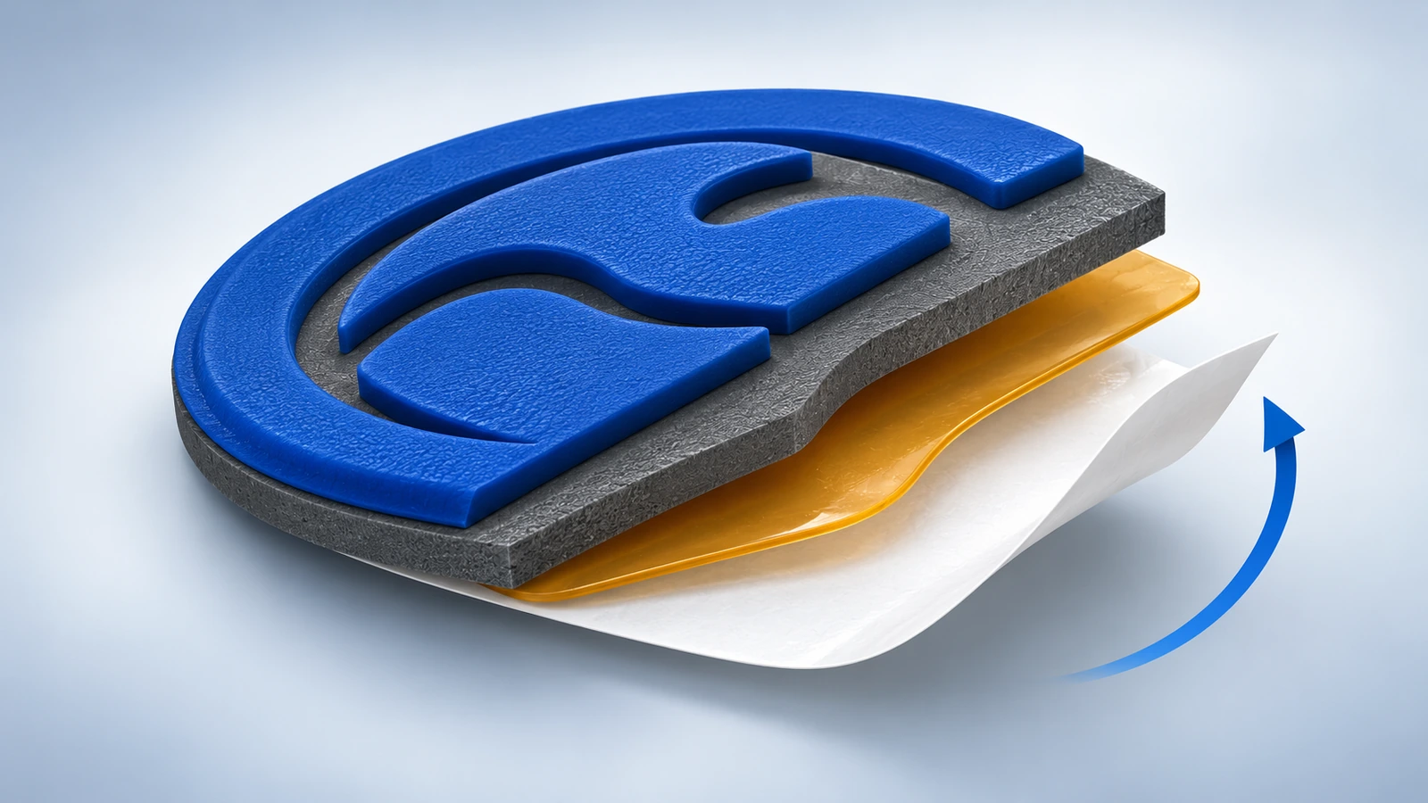 Mặt cắt ngang của miếng vá cao su PVC mềm, thể hiện lớp logo nổi, lớp đế, lớp keo và lớp lót bảo vệ đang được bóc ra