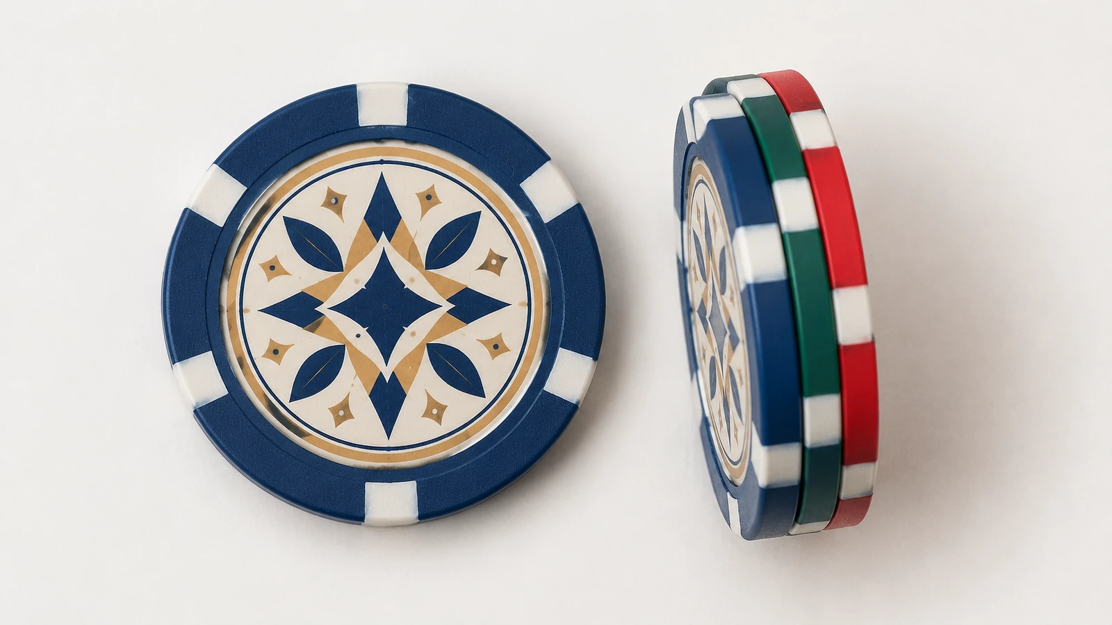 Chip poker thiết kế hình học, hiển thị mặt và cạnh với màu chấm cạnh xanh dương, xanh lá và đỏ