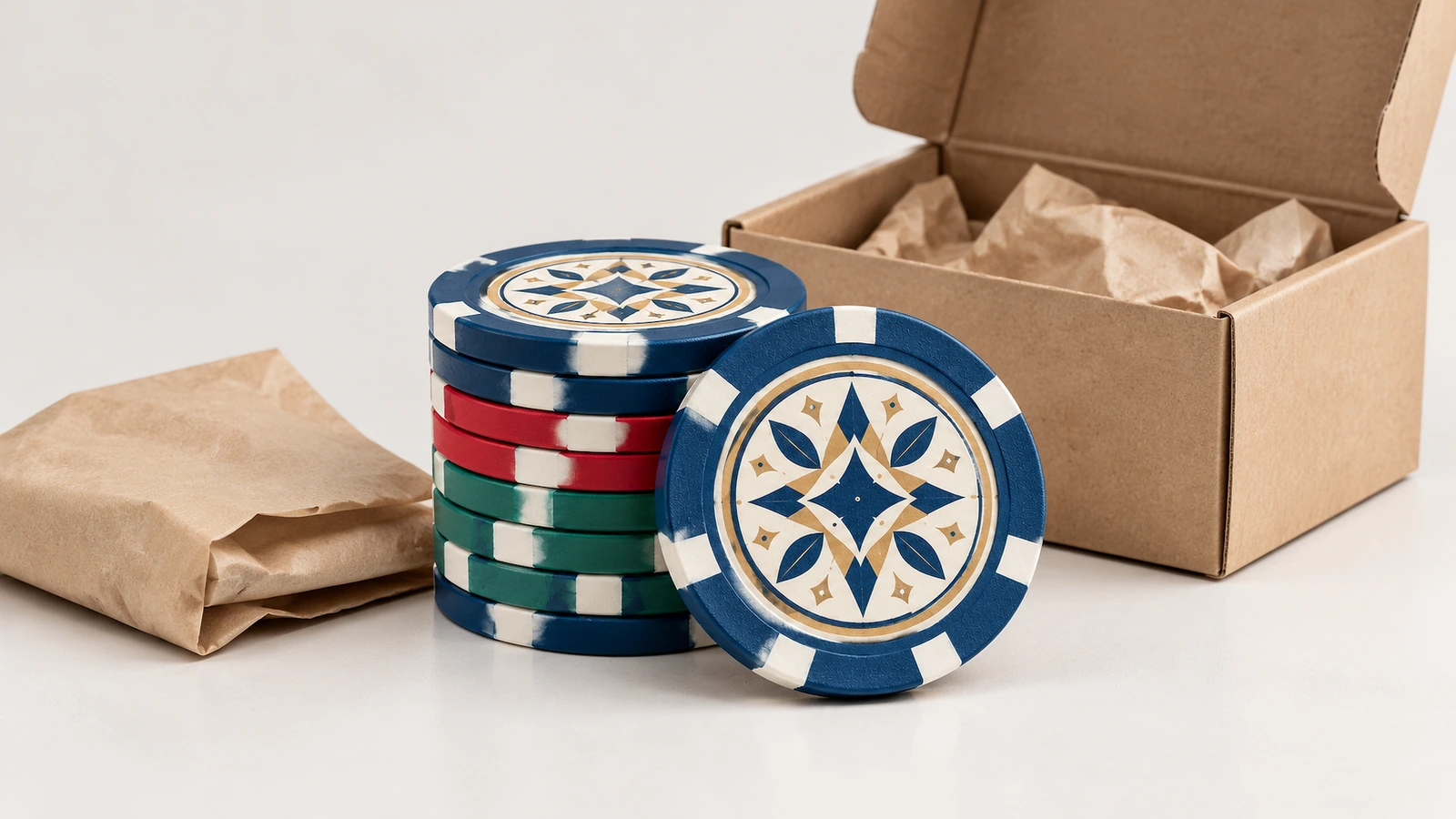 Chồng chip poker nhiều màu đặt cạnh hộp kraft mở và món hàng gói giấy