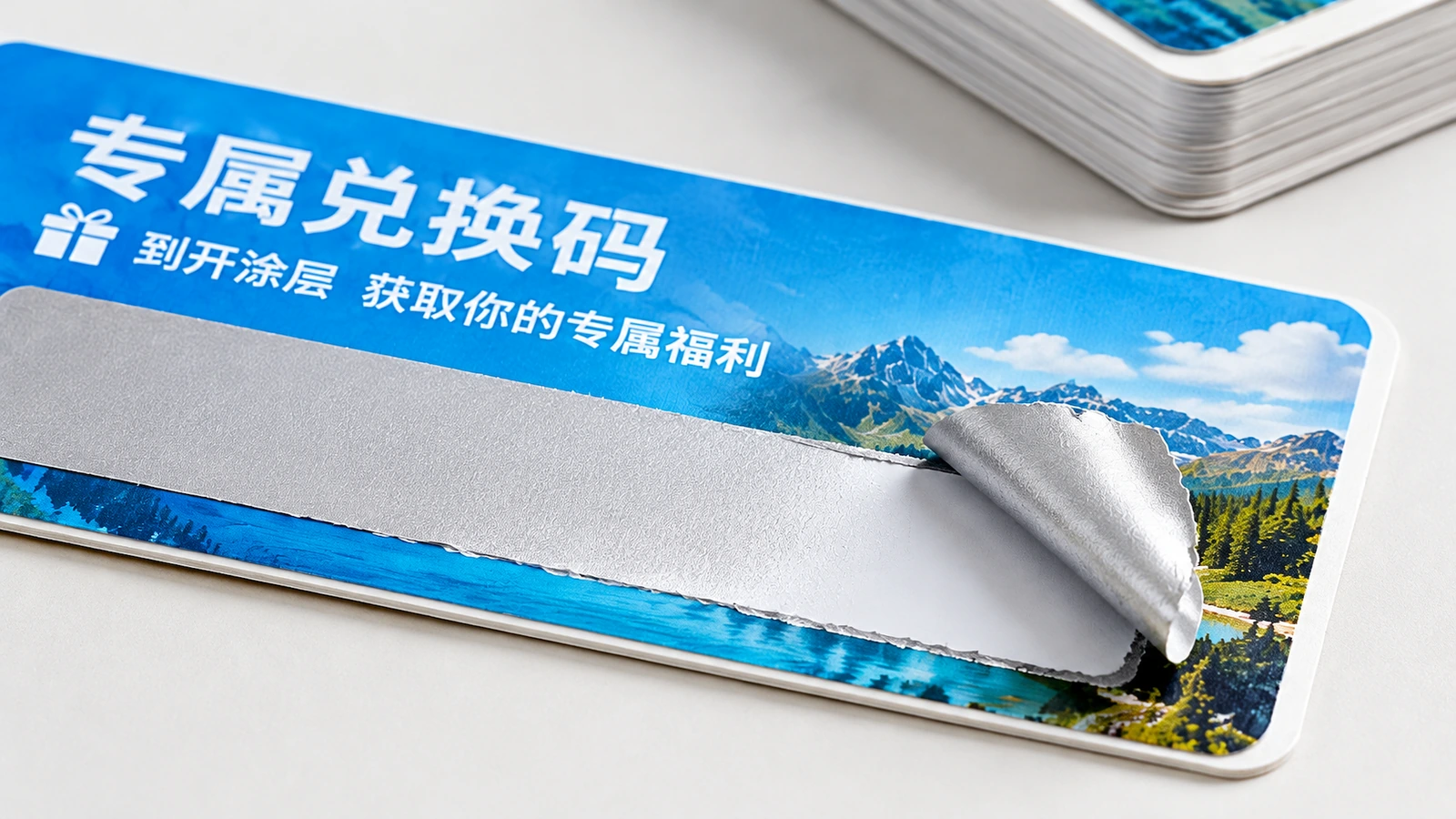 Cận cảnh lớp phủ bạc trên nhãn mã in Cận cảnh nhãn họa tiết núi màu xanh với lớp phủ bạc được bóc lên một phần