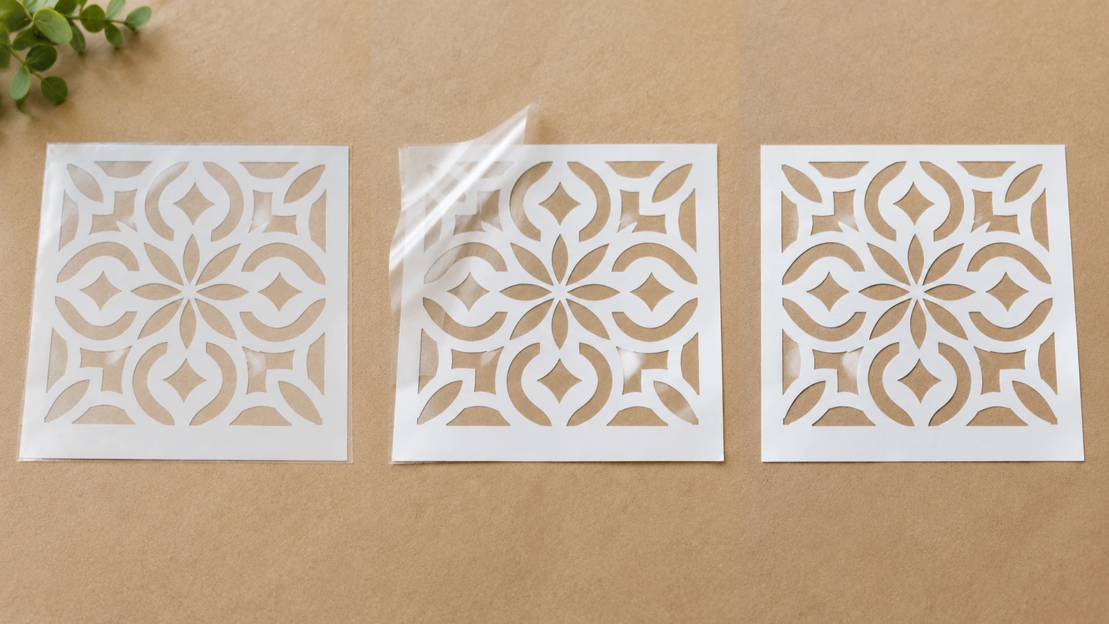 Ba tờ stencil hoa màu trắng xếp cạnh nhau, các lớp trong suốt hiện rõ