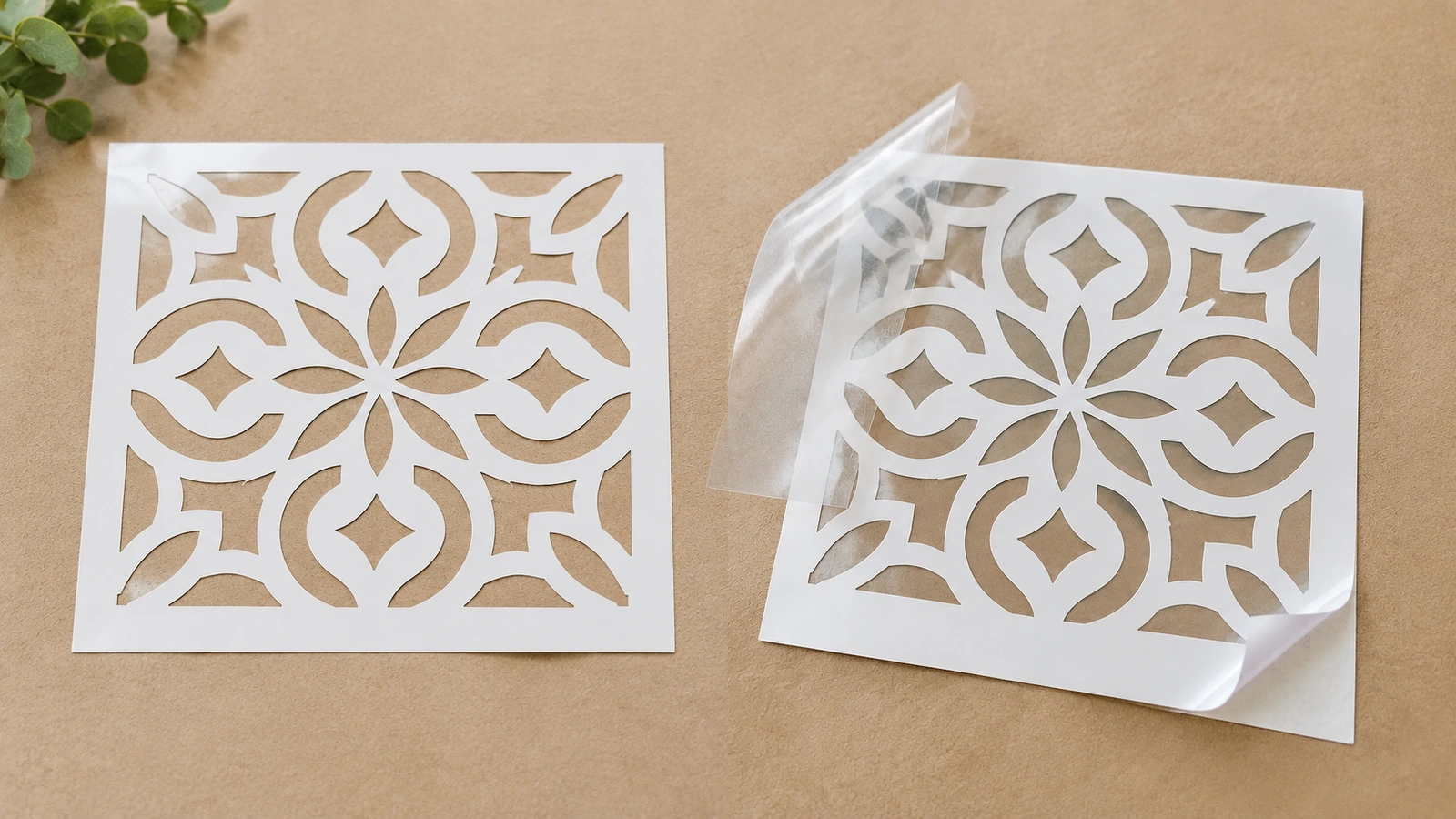 Hai tờ stencil hoa màu trắng, một tờ có lớp trong suốt bị bong một phần