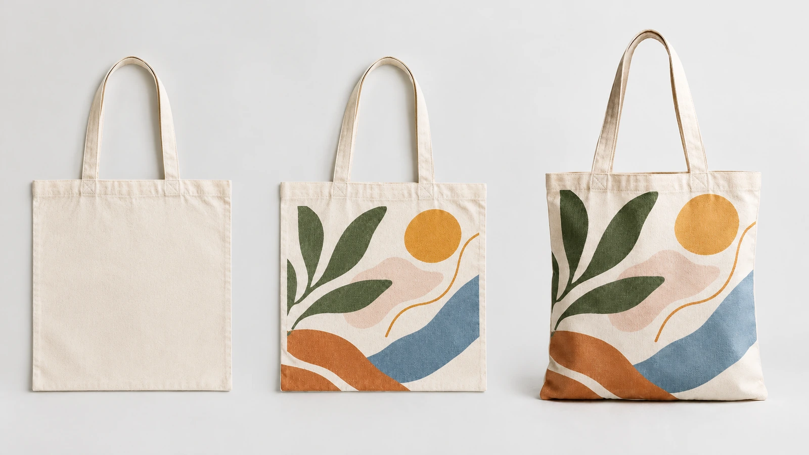 Túi tote canvas trơn và túi tote canvas in được trưng bày cạnh nhau trên nền sáng